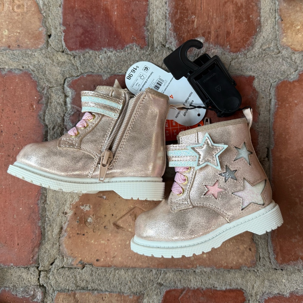 NWT Shimmering Star Toddler Size 4 Boots